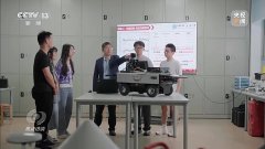 科员正正在对人形机械人Q5进行言语指令和视觉跟 